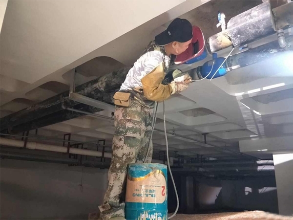 當供熱管道或暖氣片漏水時，應采取哪些措施？